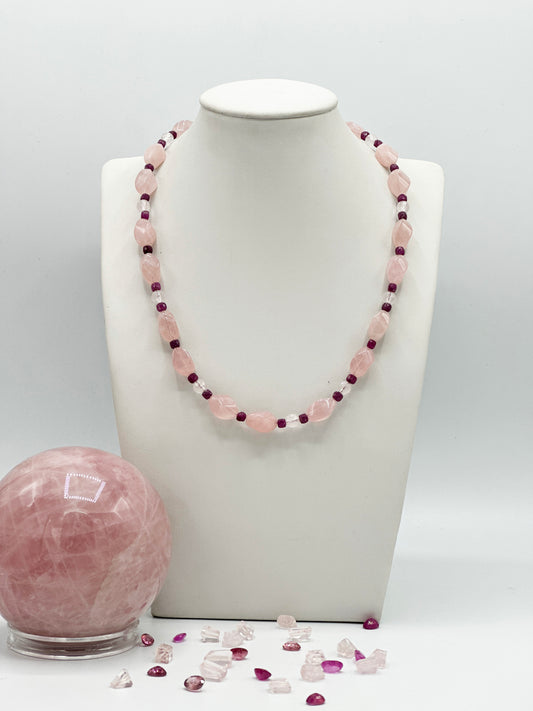 Rosenquarz mit Rubin und Bergkristall