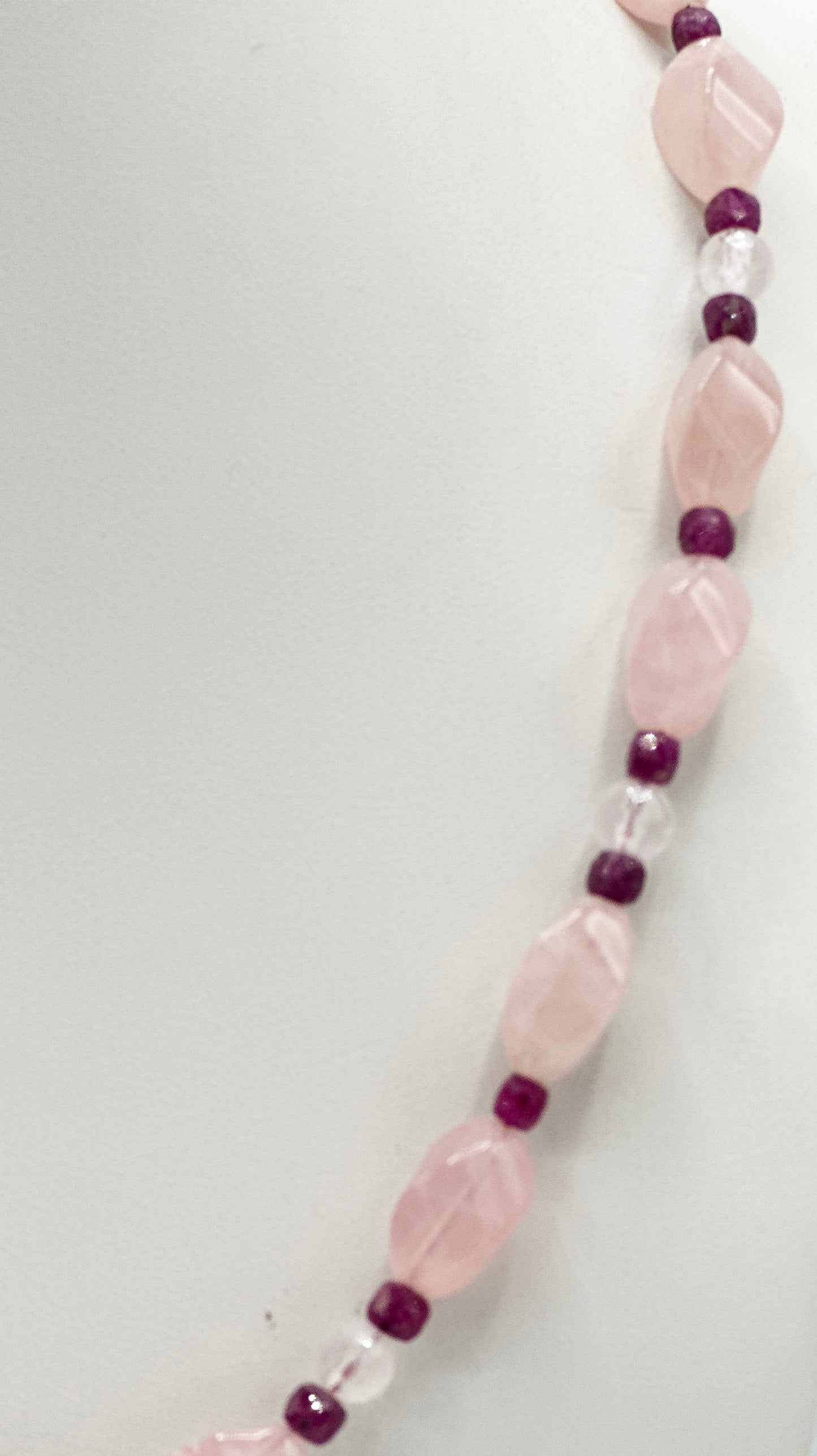 Rosenquarz mit Rubin und Bergkristall