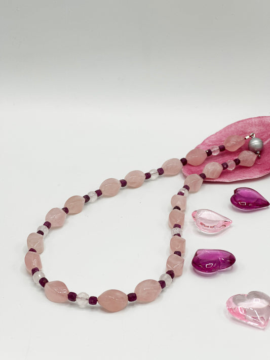 Rosenquarz mit Rubin und Bergkristall