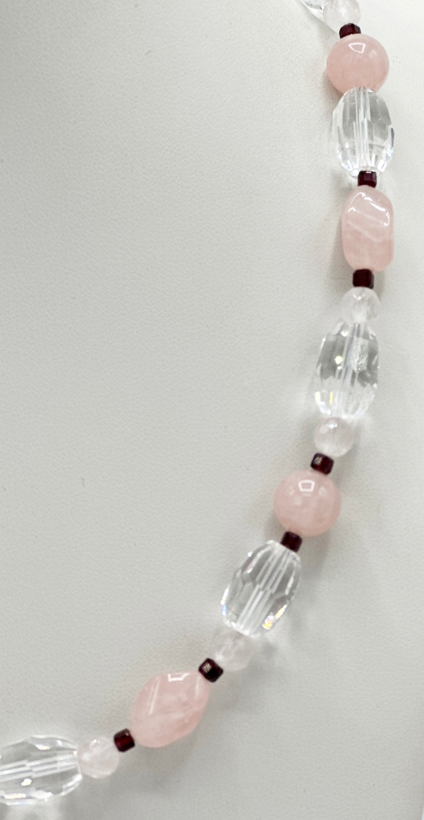 Rosenquarz mit Bergkristall und Granat