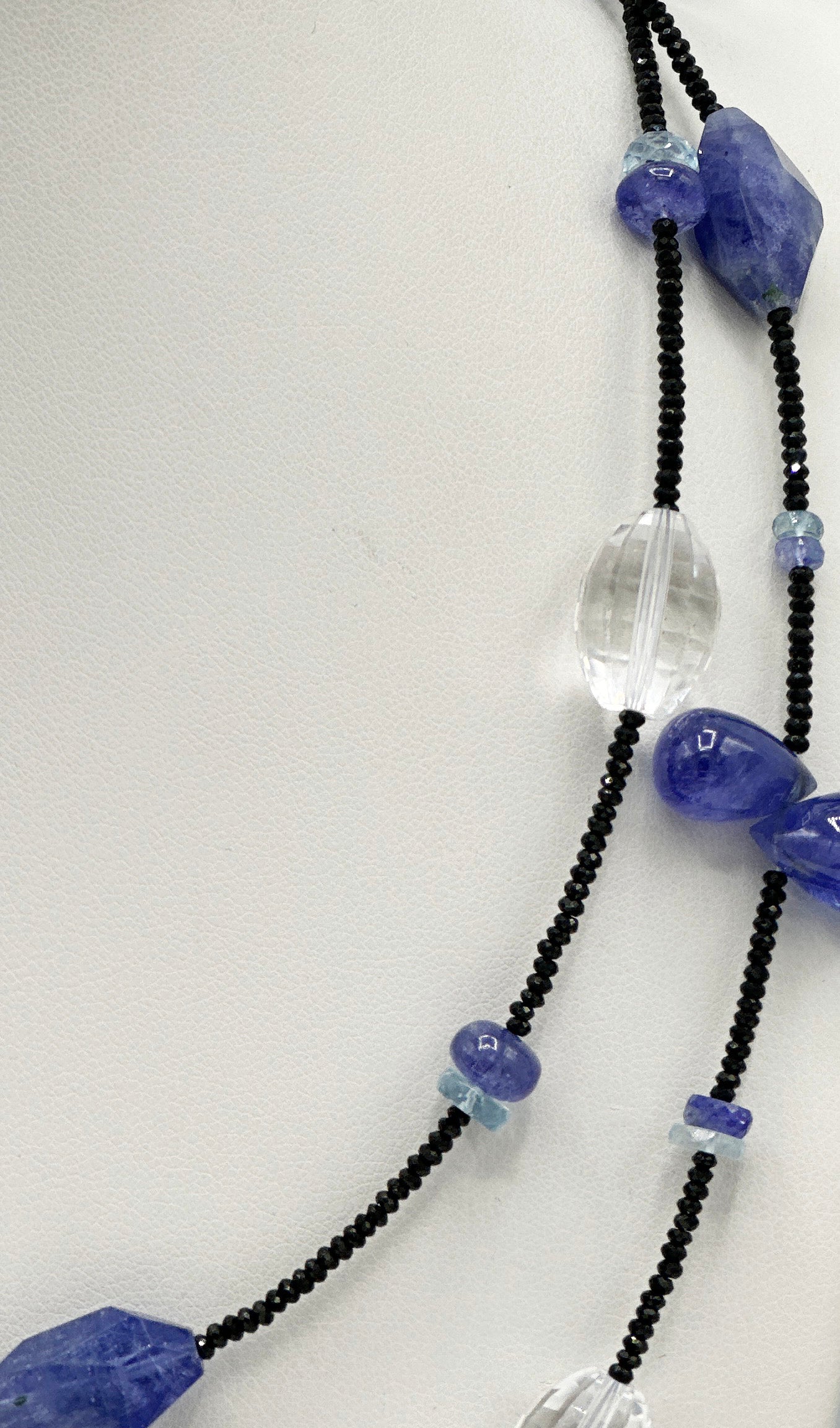 Lange Tansanit Halskette mit Bergkristall