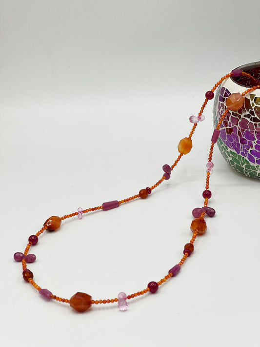 Lange Karneol Halskette mit Rubin & Saphir