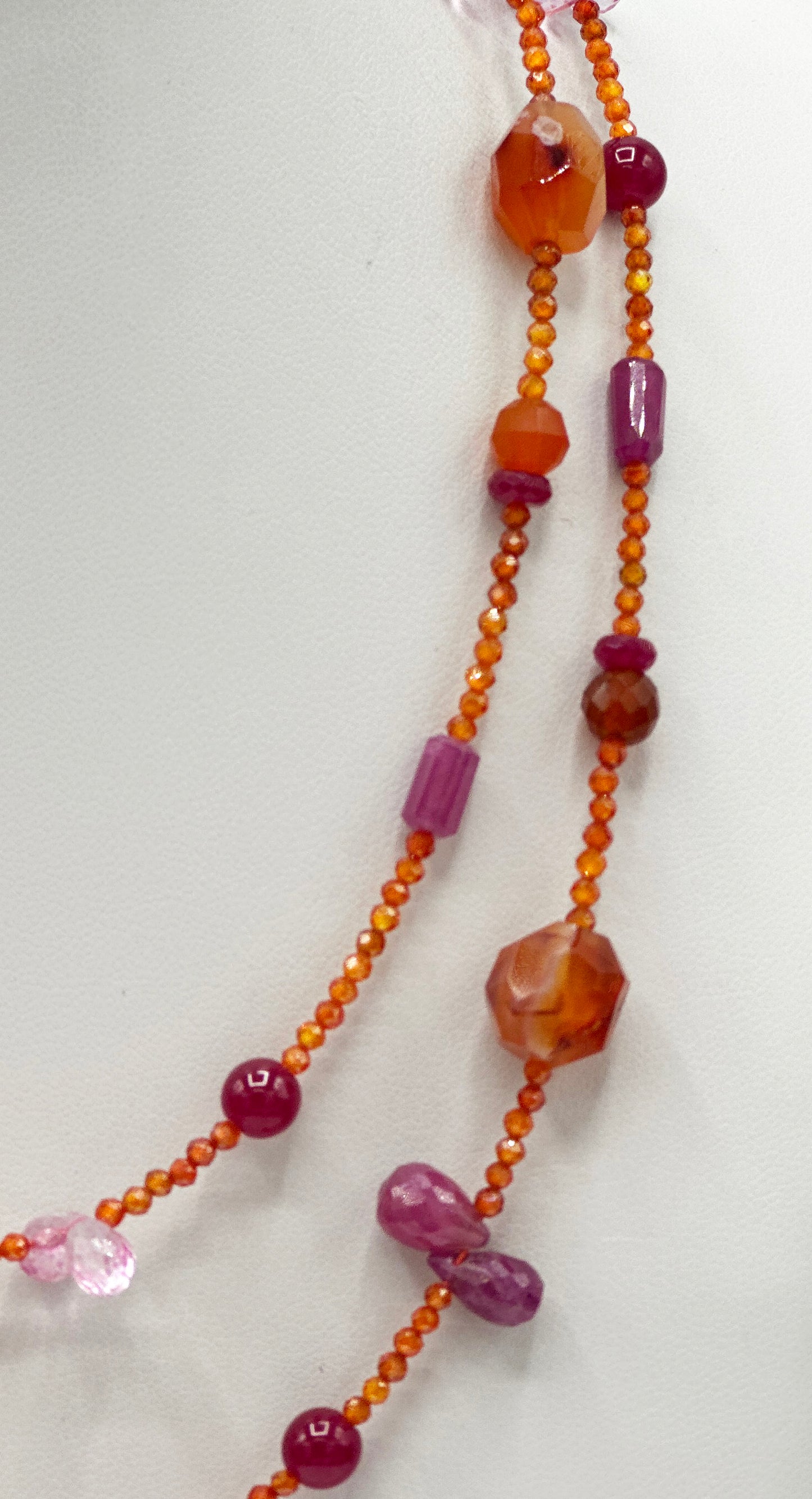 Lange Karneol Halskette mit Rubin & Saphir