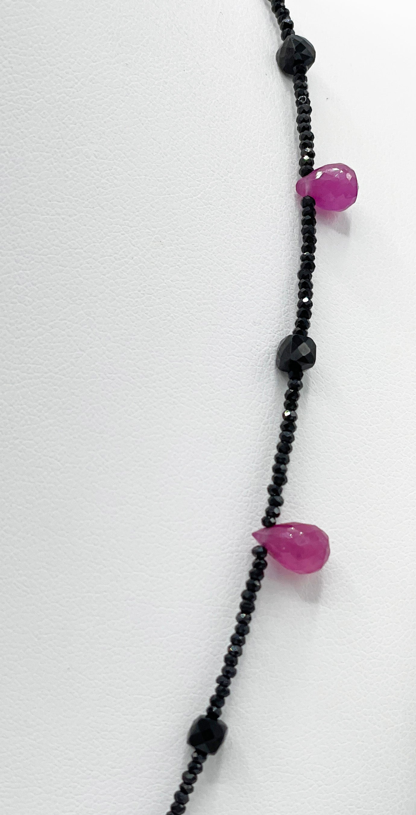 Spinell Halskette mit Saphir Tropfen